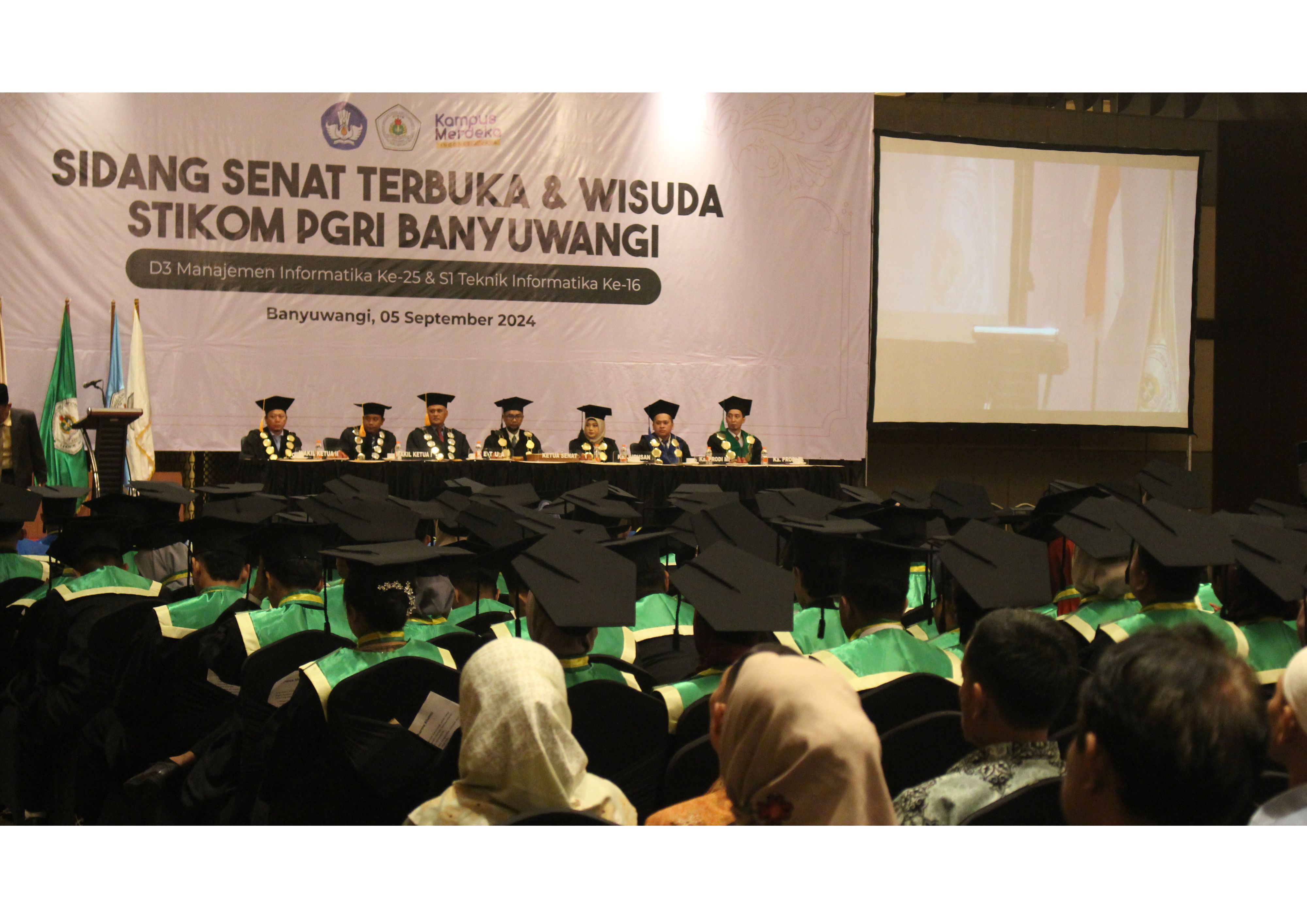 SUKSES GELAR WISUDA, STIKOM PGRI BANYUWANGI RESMI CETAK 138 LULUSAN BERKUALITAS